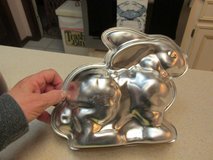 Vintage "Nordic Ware" Standing Bunny 2-Piece Cake Mold in Kingwood, Texas